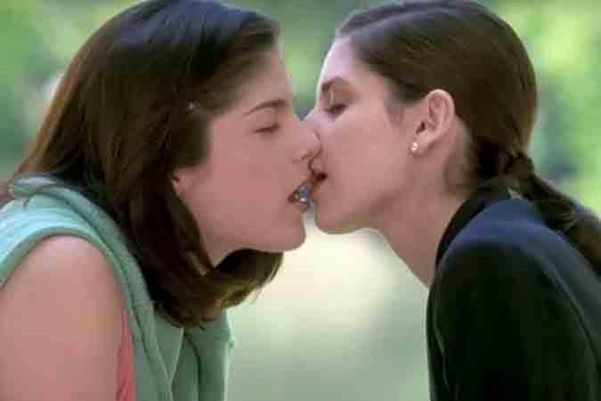 Famous cruel intent kiss of Selma Blair and Sarah Michelle